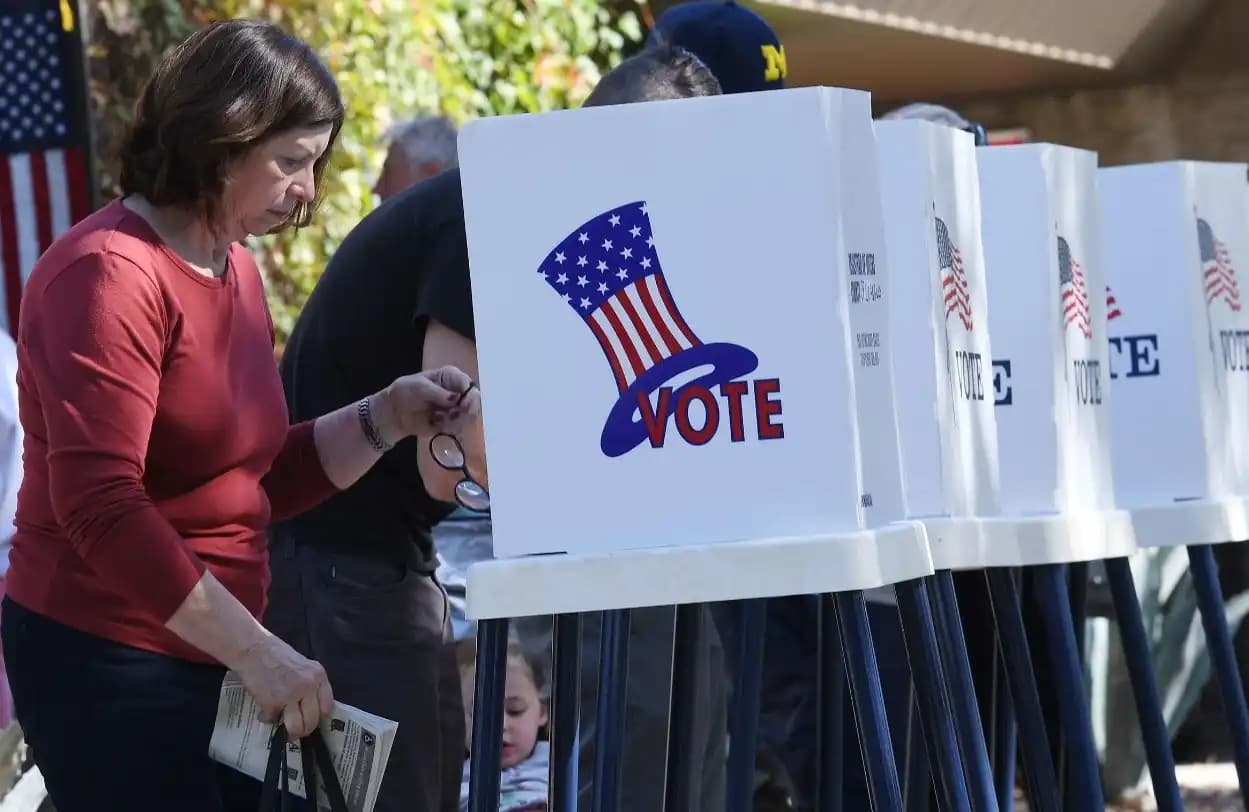 The "Trump Paradox" of the Midterm Elections: The Stronger He Gets, the More Dangerous the Republican Party