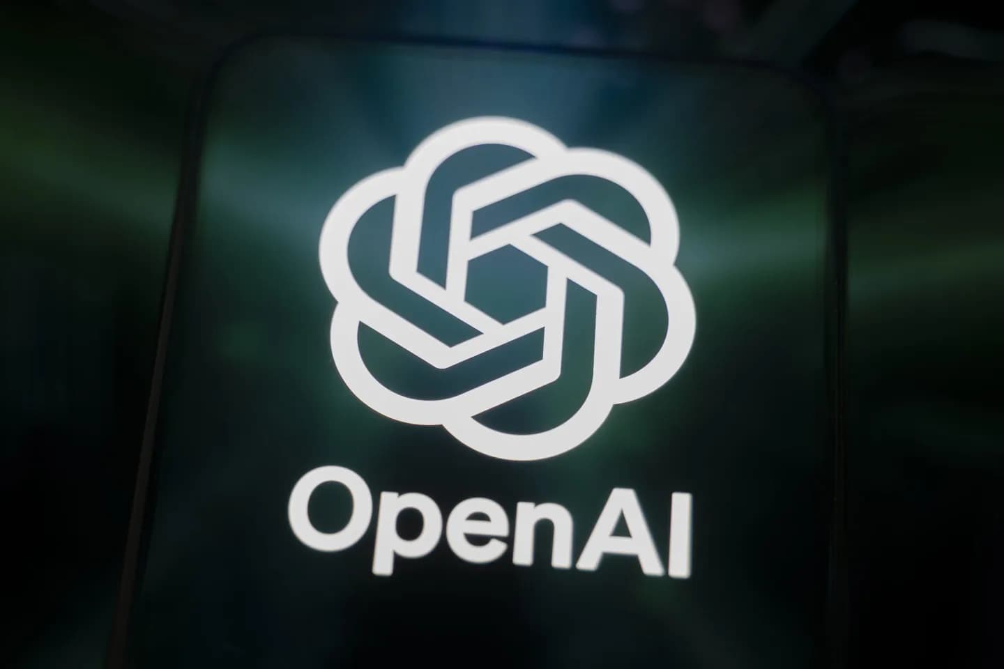 OpenAI 创下史上最大融资纪录，估值逼近万亿