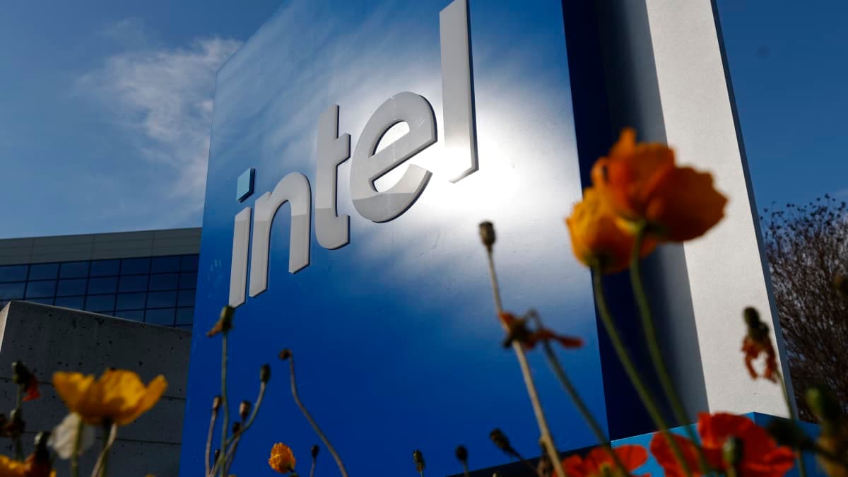 Intel 单日暴涨 24% 破历史新高，但 34 位分析师仅 6 人敢喊「买入」
