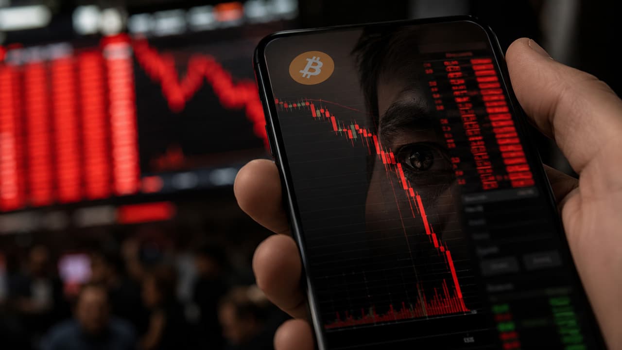 BTC 跌破 6 万：交易所涌入 7600 枚 BTC，ETF 资金流出，多头爆仓三重夹击