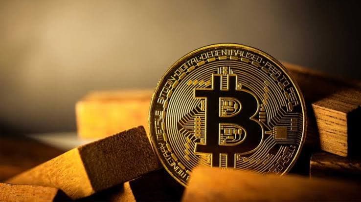 华尔街卖币,老钱包接盘:BTC 所有权正在重新洗牌