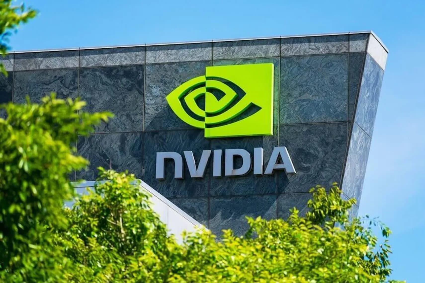 英伟达被缺货逼急了:Rubin Ultra 芯片考虑降低 HBM 配置,2027 年 DRAM 荒还没完